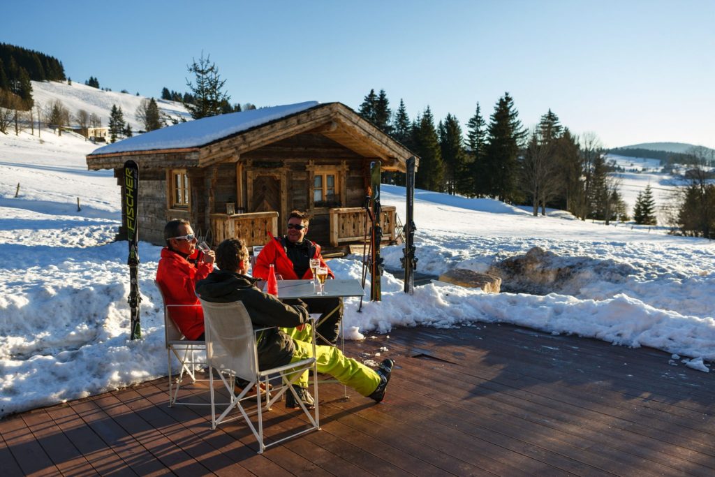 Pause en bas des pistes de ski alpin