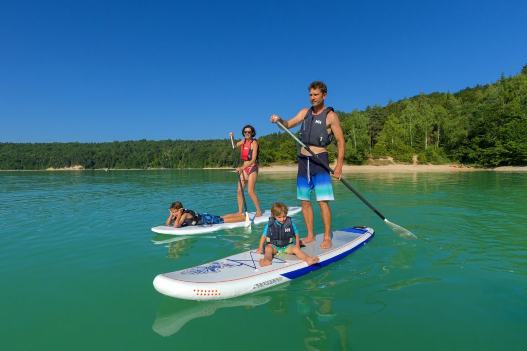 Stand up paddle en famille sur le lac de Vouglans © Stéphane Godin / Jura Tourisme