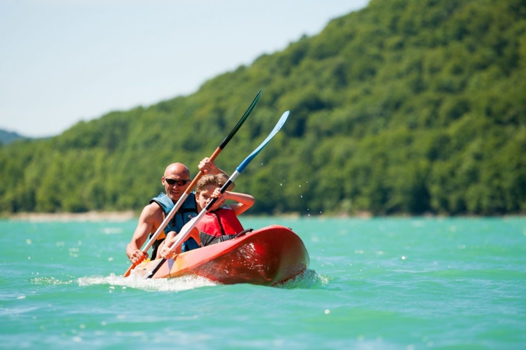 Canoë-kayak sur le lac de Chalain © Benjamin Becker/Jura Tourisme