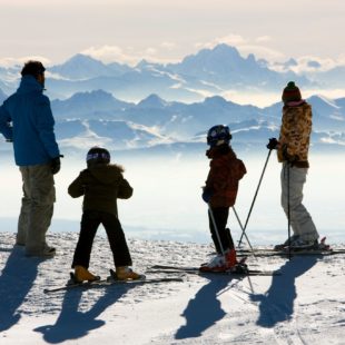 Famille en ski alpin admirant la vue