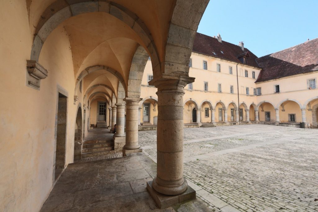 Cours des Ursulines à Poligny © Studio Vision/Jura Tourisme