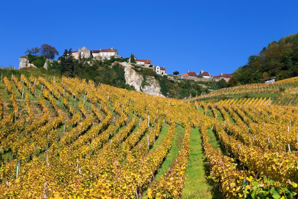 Vigne et village de Château-Chalon en automne © Stéphane Godin/Jura Tourisme