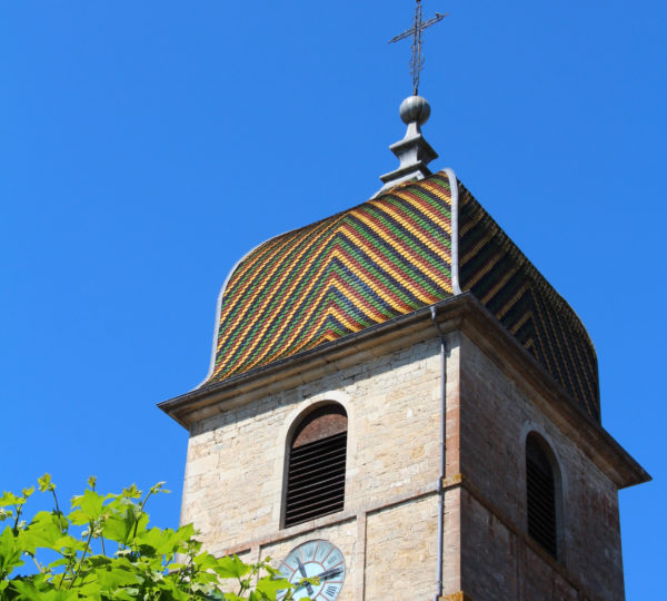 Clocher comtois d’Arlay en tuiles vernissées © Jura Tourisme