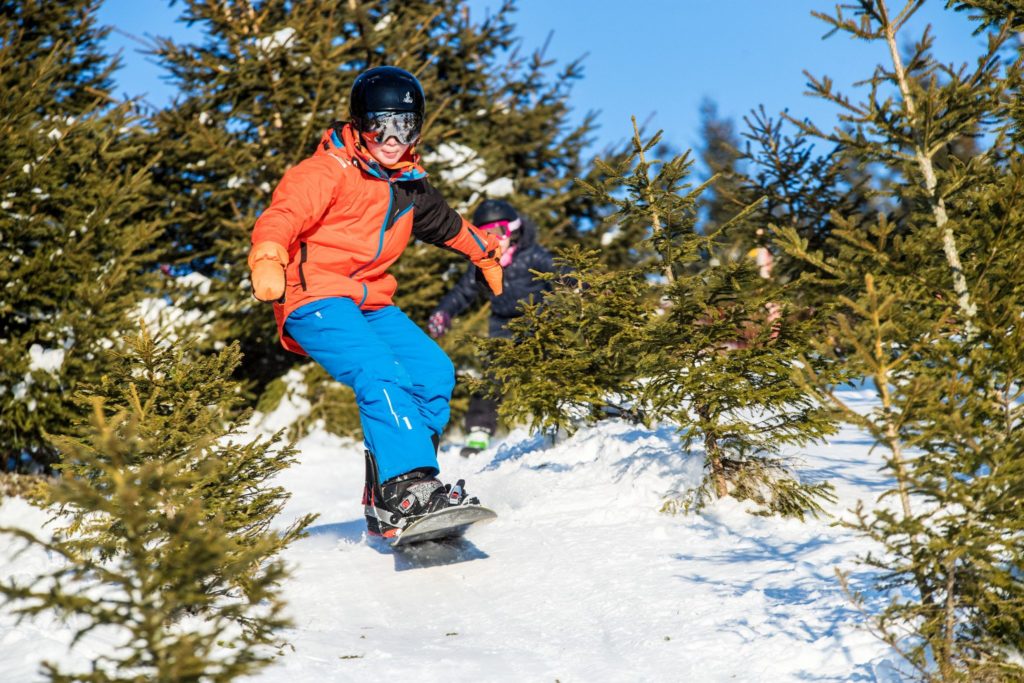 Enfant en snowboard à la station des gentianes