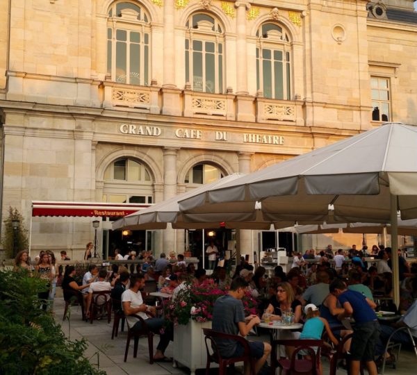 Grand café du théâtre à Lons-le-Saunier © Jura Tourisme