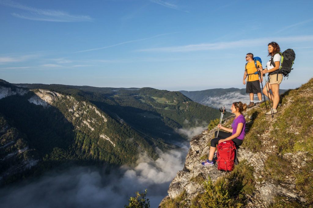 Randonneurs au belvédère sur les Grès à Septmoncel © Nicolas Gascard/Jura Tourisme