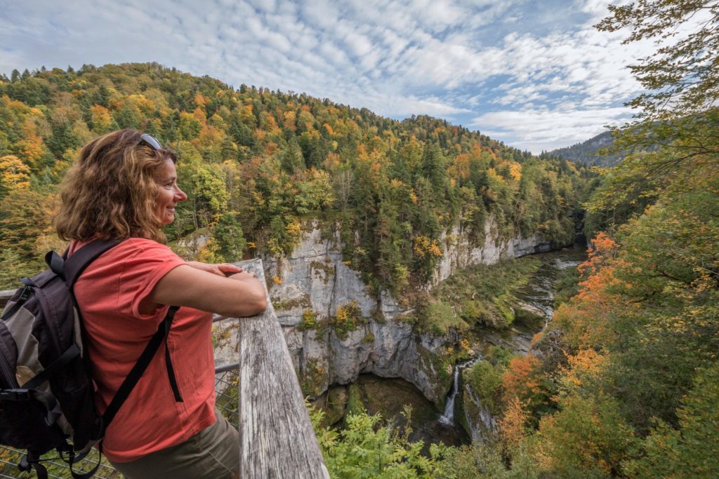 Randonneuse à la Cascade de la Billaude © Nicolas Gascard/Jura Tourisme