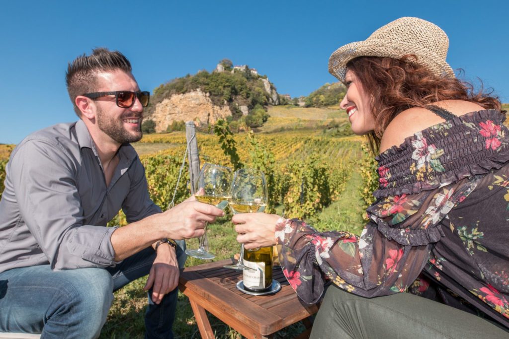 Pause dégustation des Vins du Jura à Château-Chalon © Nicolas Gascard/Jura Tourisme