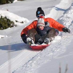 Luge en famille à la station des Gentianes
