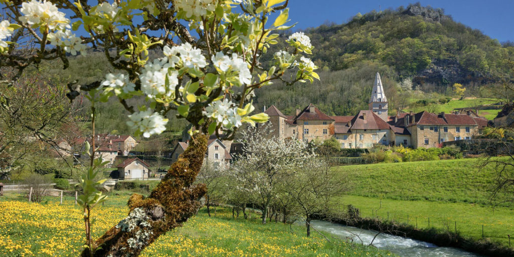 Vue sur l’abbaye de Baume-les-Messieurs © Stéphane Godin/Jura Tourisme