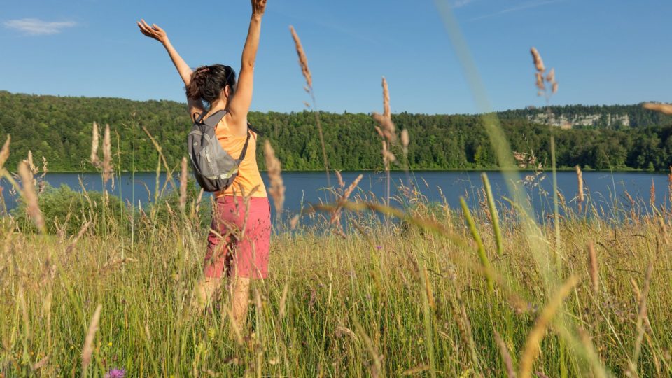 Femme randonnant autour du lac de Narlay