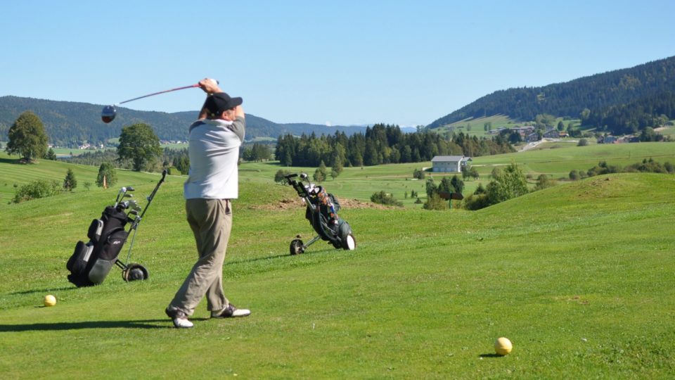 Golfeur au golf du Rochat à la Station des Rousses