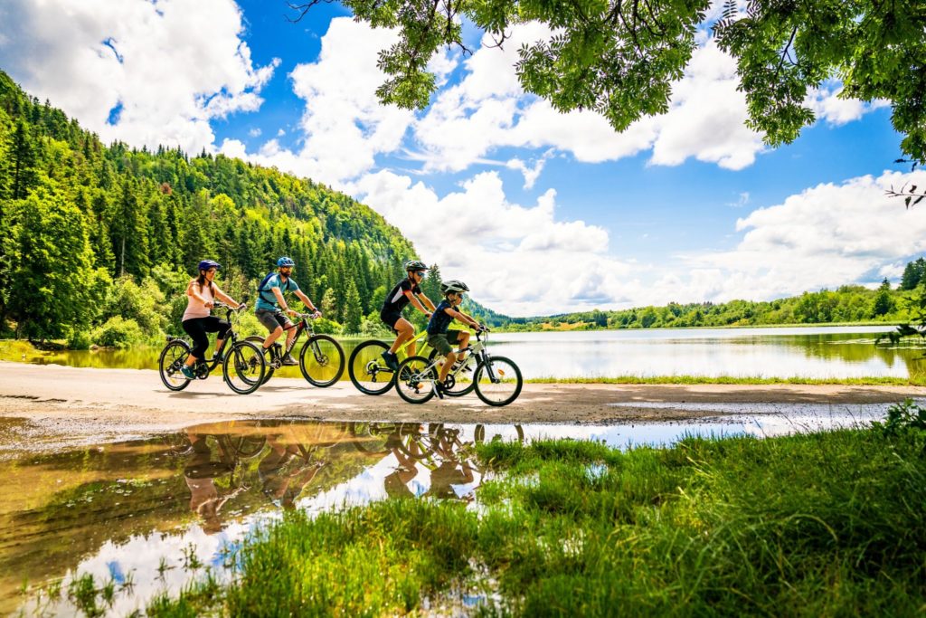 VTC au Lac d'Etival © Benjamin Becker/Jura Tourisme 