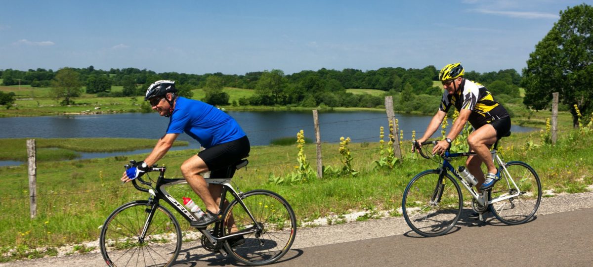 Cyclistes devant l'étang d'Arsure Arsurette