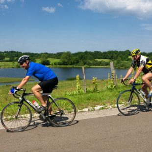 Cyclistes devant l'étang d'Arsure Arsurette