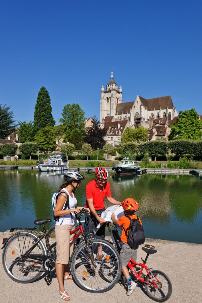 Famille sur l'EuroVelo 6 à Dole © Stéphane Godin/Jura Tourisme