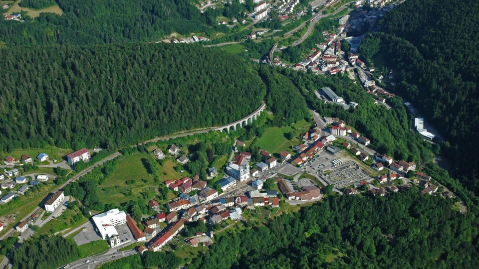 Vue aérienne sur Morbier et Morez © Jf Putod Ulm Alizé/Jura Tourisme 