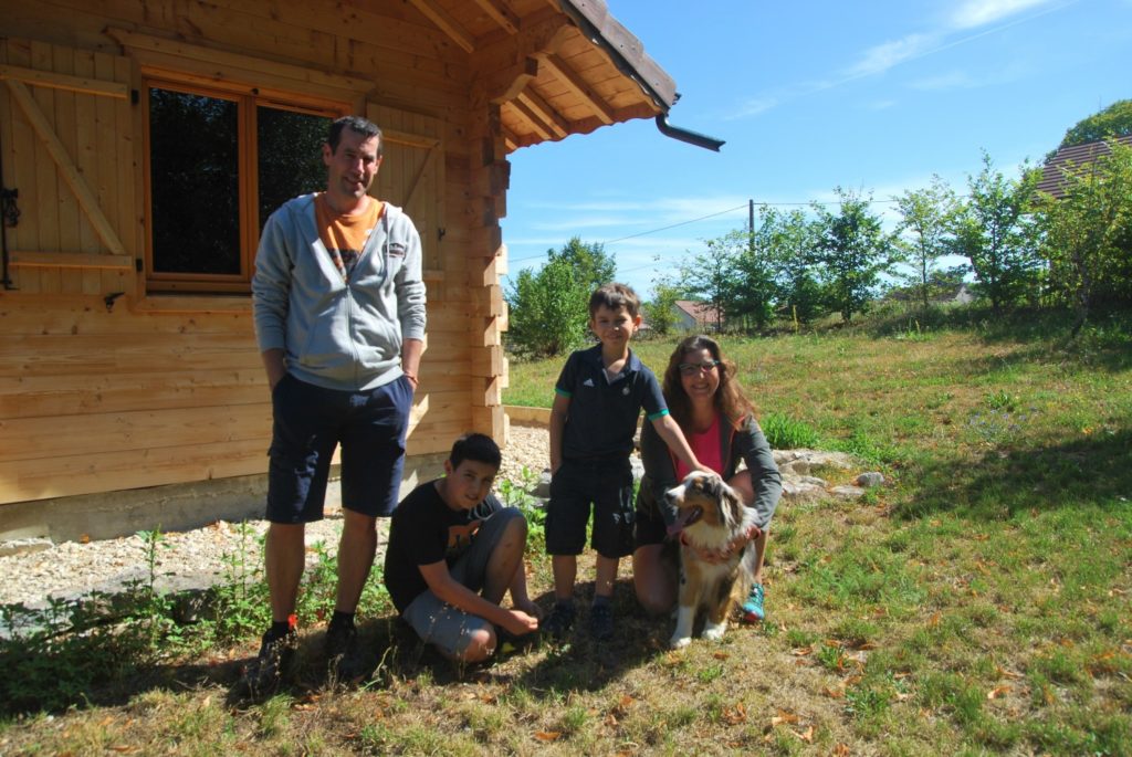 Karima, Grégory, Giulian, Théotim et le chien Ohana à Uxelles