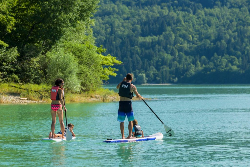 Stand up paddle sur le lac de Vouglans © Stéphane Godin/Jura Tourisme 