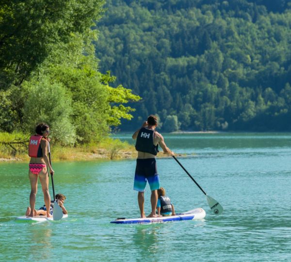 Stand up paddle sur le lac de Vouglans © Stéphane Godin/Jura Tourisme 