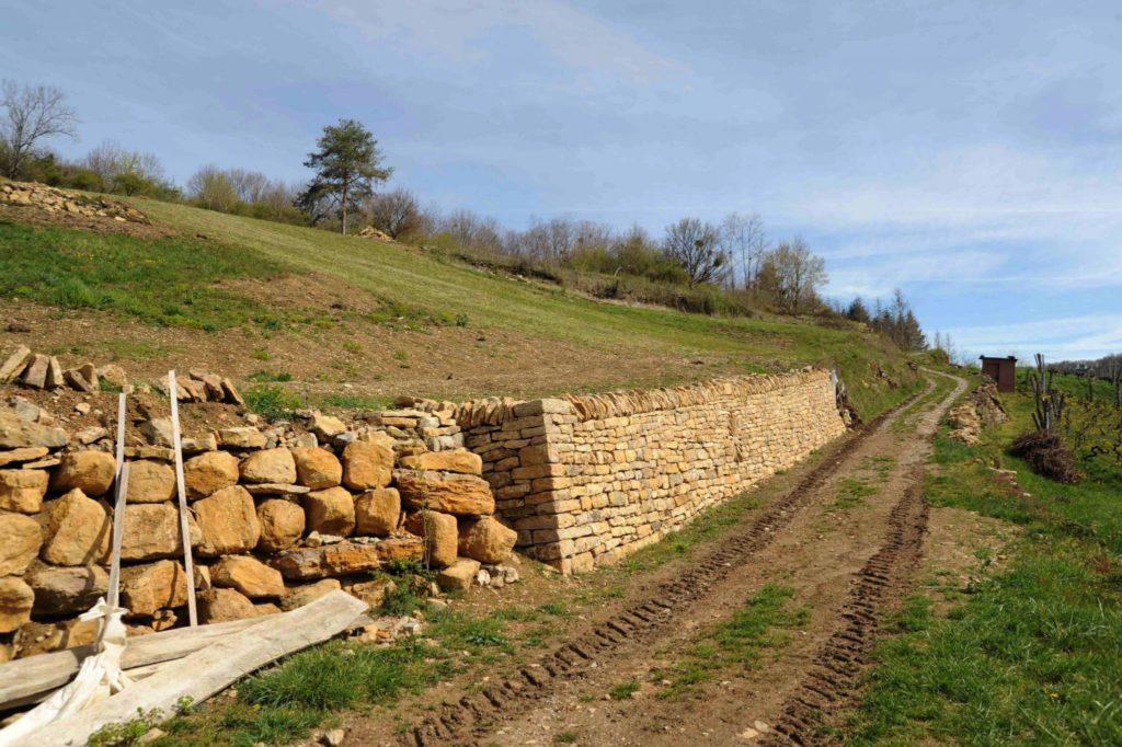 Mur de soutènement en pierres sèches © Michel Campy