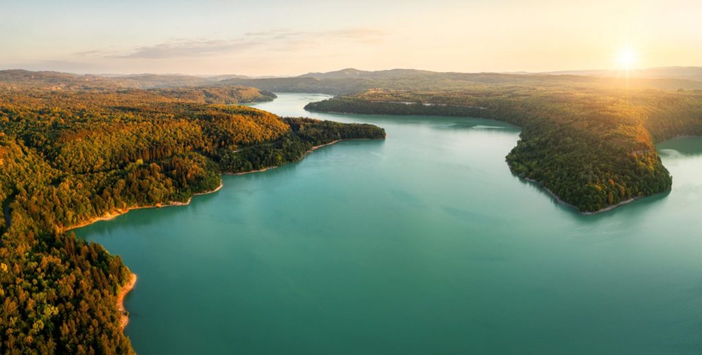 Vue sur le lac de Vouglans © Stéphane Godin/Jura Tourisme 