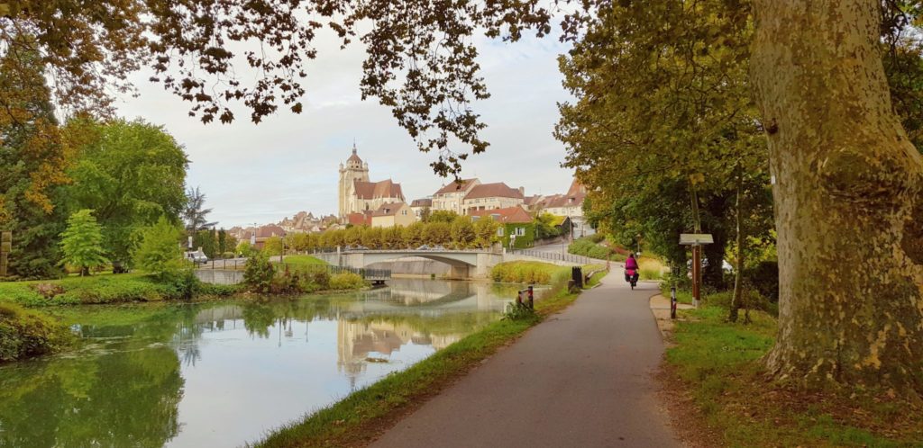 Vue sur Dole depuis le canal du Rhône au Rhin © Jura Tourisme
