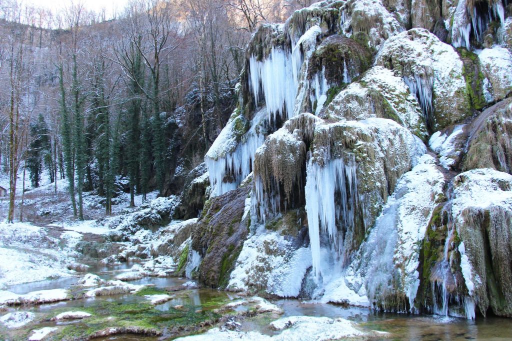Cascades de tufs de Baume-Les-Messieurs gelée © Jura Tourisme