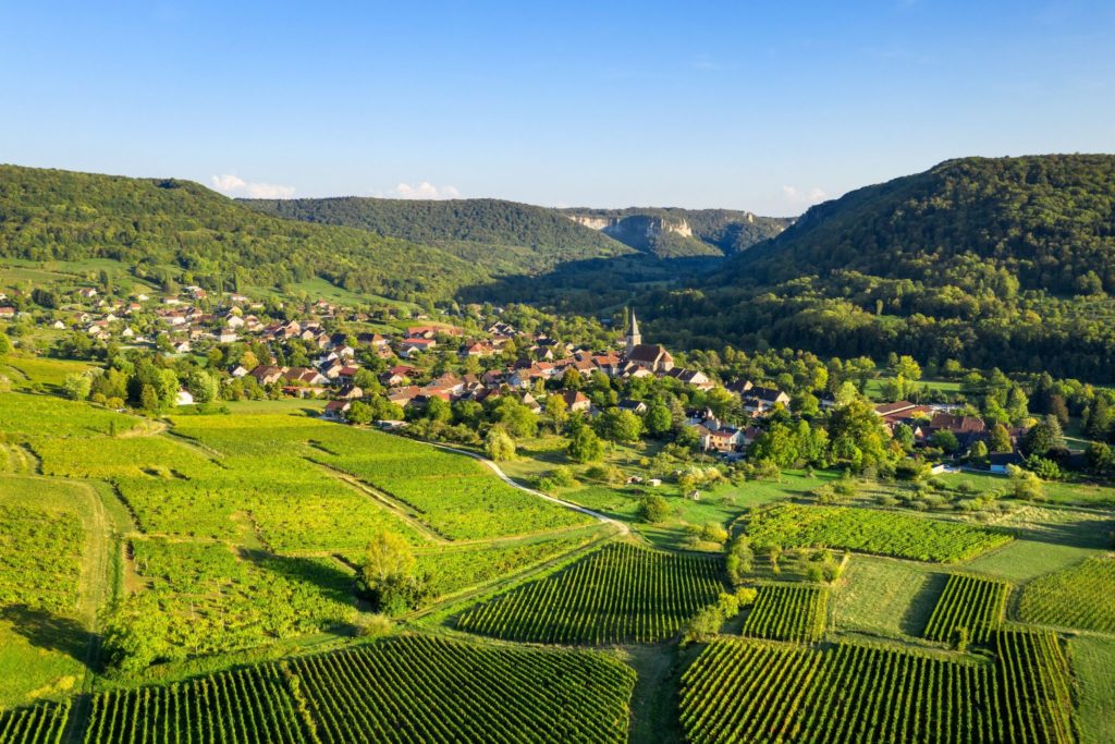 Vue sur le village de Mesnay © Stéphane Godin/Jura Tourisme 