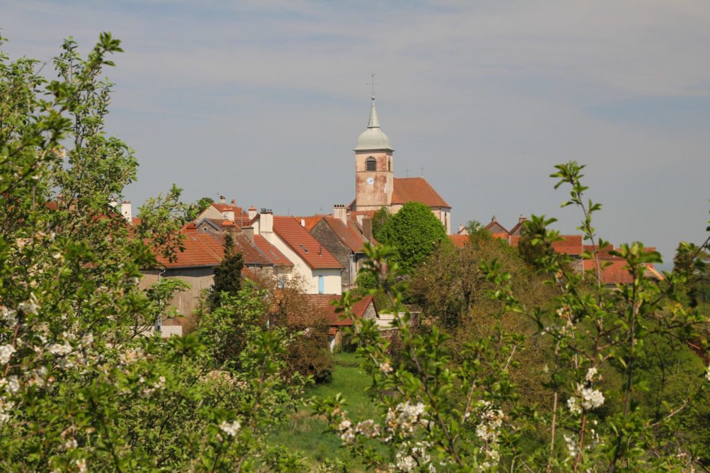Vue sur l'église d'Offlanges © Jura Tourisme