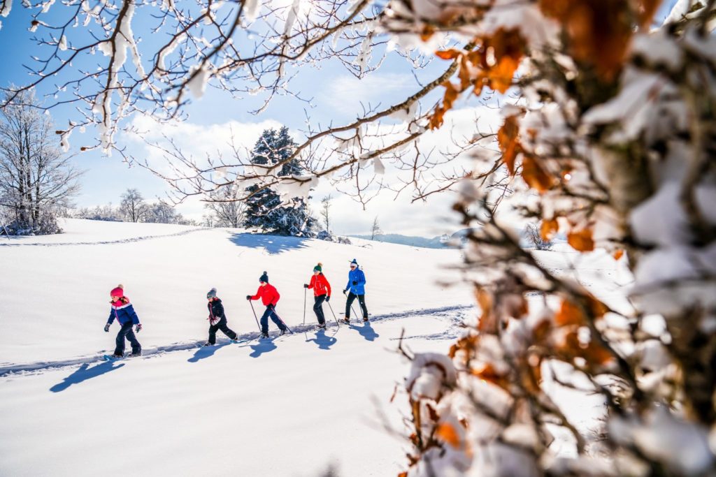 Famille en raquettes © Benjamin Becker/Jura Tourisme 