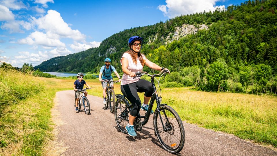 Famille à vélo au lac d'Étival © Benjamin Becker/Jura Tourisme 