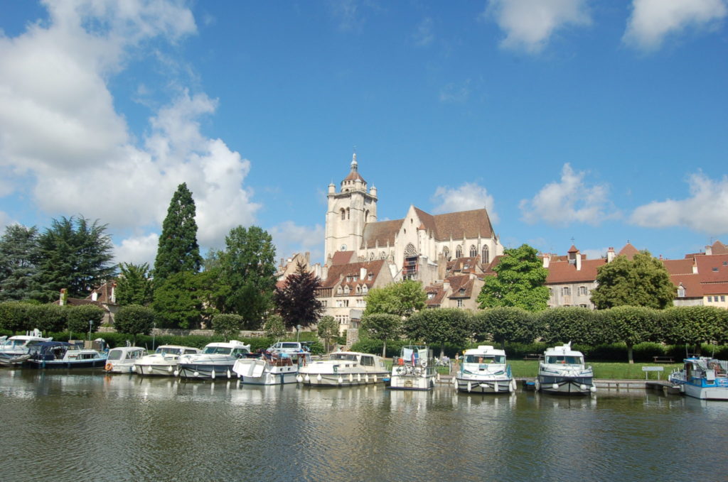 Collégiale et port de Dole © Bertrand Picault/Jura Tourisme 