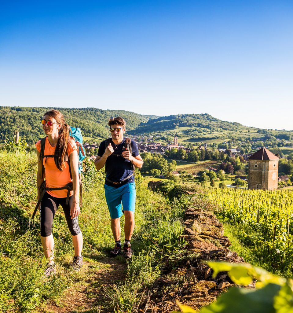 Randonneurs dans le vignoble d'Arbois © Benjamin Becker / Jura Tourisme