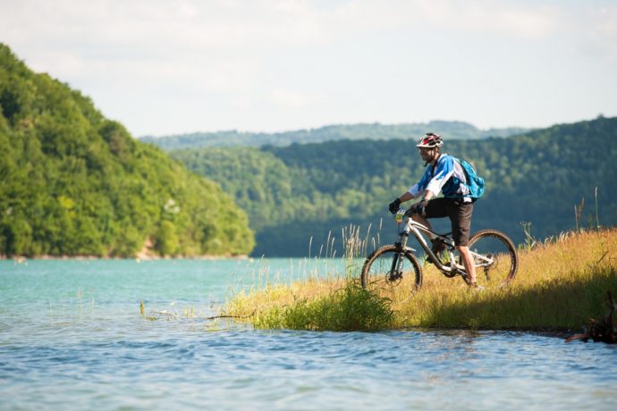 VTT autour du lac de Vouglans © Benjamin Becker/Jura Tourisme