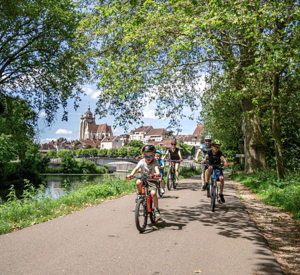Famille sur l'EuroVelo 6 à Dole  © MizEnBoite/Jura Tourisme
