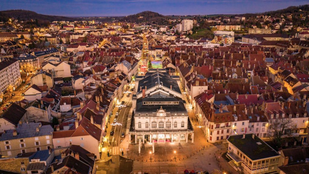 Vue sur Lons-le-Saunier © UpDrone/Jura Tourisme 