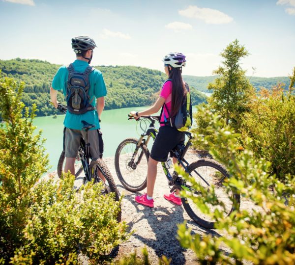 VTT au Lac de Vouglans - © Benjamin Becker/Jura Tourisme