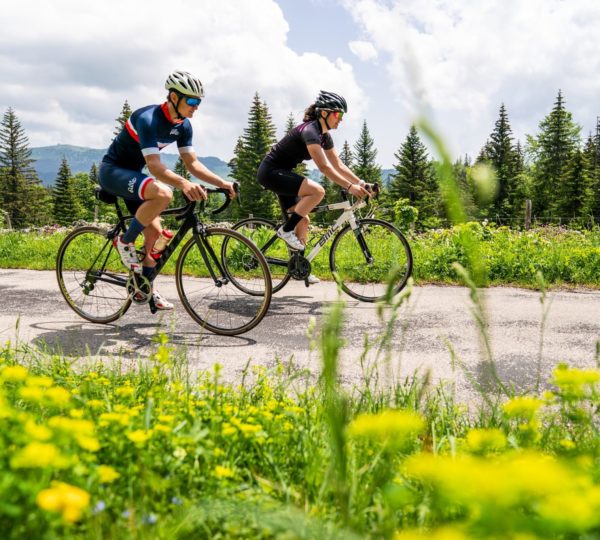 Cylistes dans le Haut-Jura © Benjamin Becker/Jura Tourisme