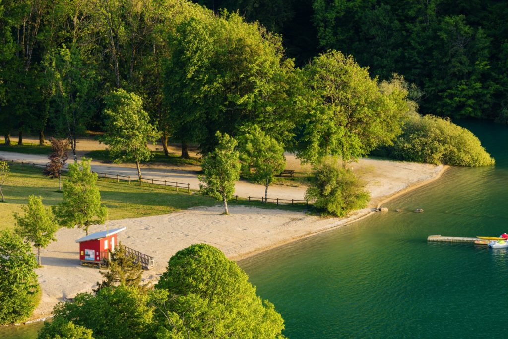 Plage sud lac de Chalain © Stéphane Godin / Jura Tourisme