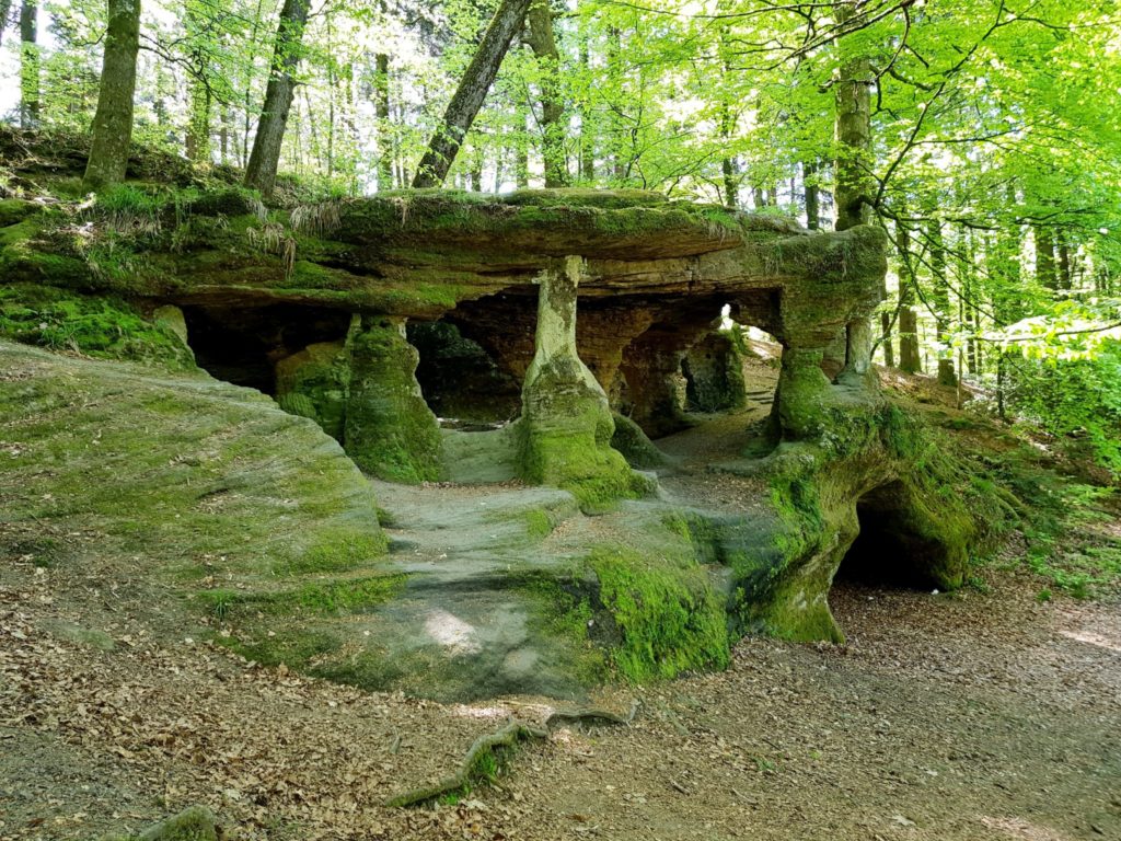 Grotte de l'ermitage dans la forêt de la Serre © Jura Tourisme 