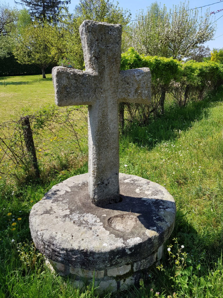 Croix pattée à Offlanges © Jura Tourisme