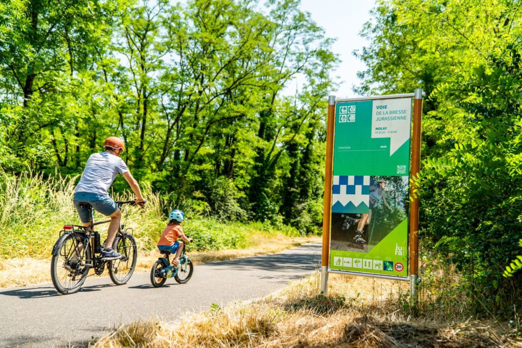Famille en vélo sur la voie de la Bresse Jurassienne © Lilian Menetrier/Jura Tourisme