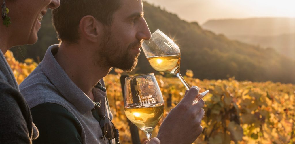 01 Dégustation de Vin Jaune dans les vignes de Château-Chalon © Nicolas Gascard / Jura Tourisme