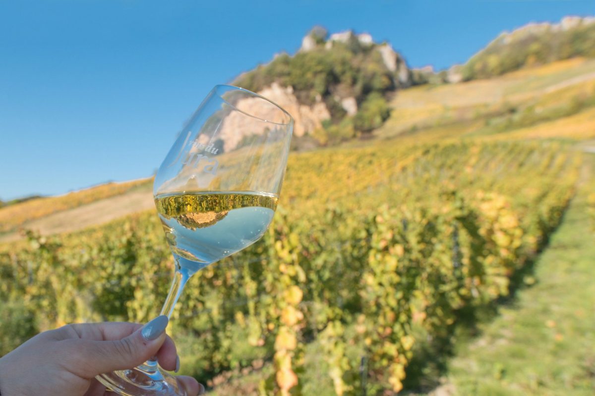 02 Dégustation de vin blanc du Jura à Château-Chalon © Nicolas Gascard / Jura Tourisme