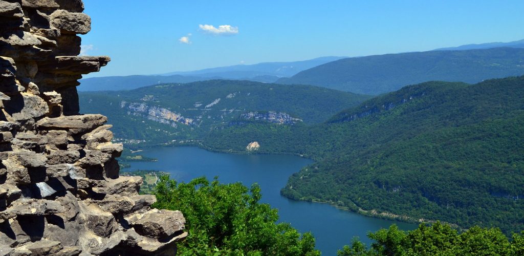 Lac de Cloiselet vue depuis le Château d’Oliferne © Jura Tourisme