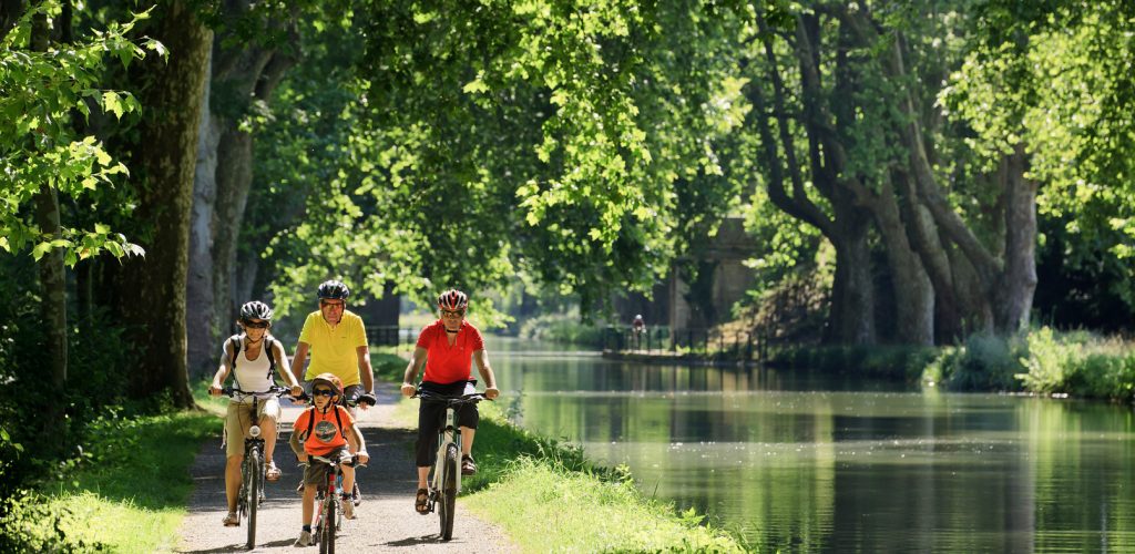 Famille sur l’EuroVelo 6, © Stéphane Godin/Jura