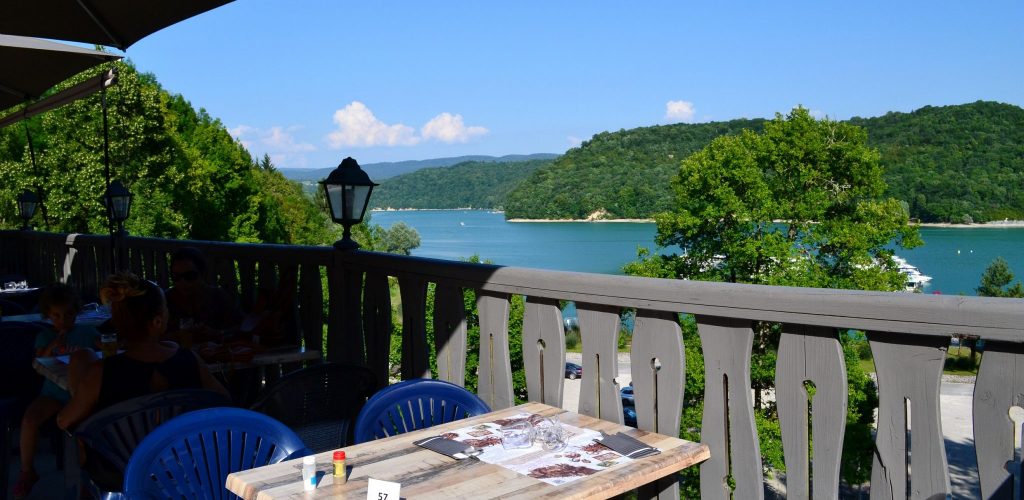 Restaurant surplombant le Lac de Vouglans, © Jura Tourisme