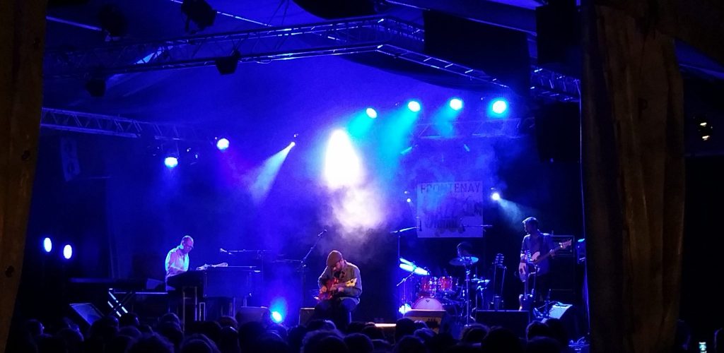 Scène du festival Jazz à Frontenay
