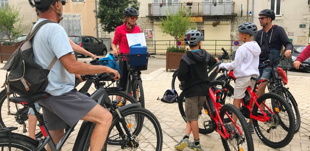Balade guidée à vélos électriques en Petite Montagne © Jura Tourisme